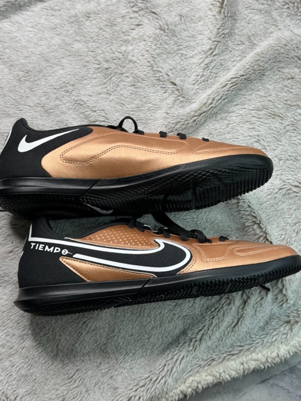 Sz 8.5Nike Tiempo Legend 9 Academy IC Metallic Copper/Off-Noir/Photon Dust/White
